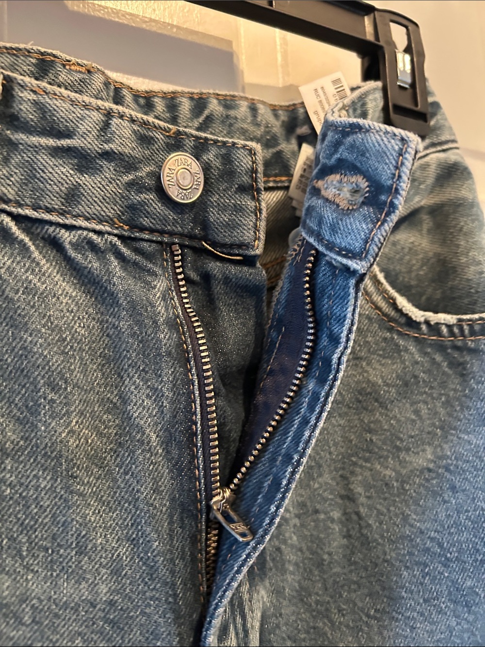 Zara Women's Straight-Leg Jeans in Light Blue Wash - Picture 5 of 8